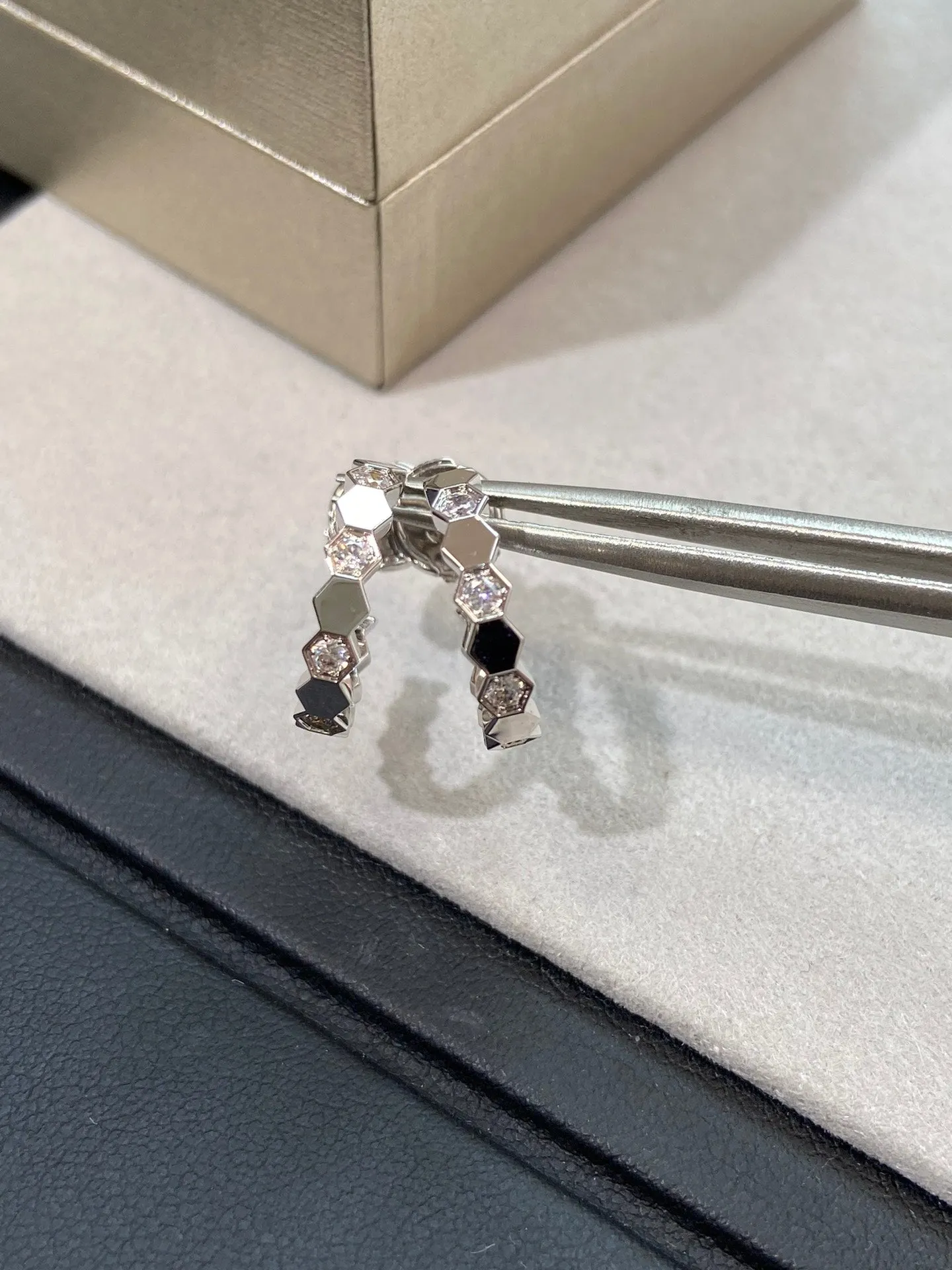 Advanced and fashionable pure silver 18K silver circular honeycomb earrings EHA90
