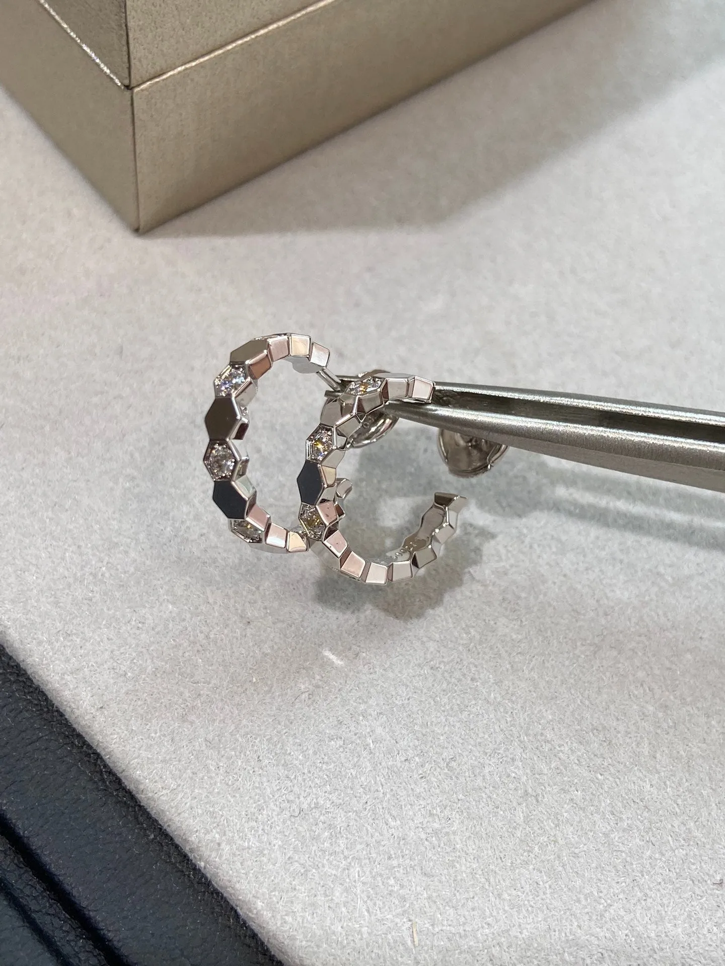 Advanced and fashionable pure silver 18K silver circular honeycomb earrings EHA90