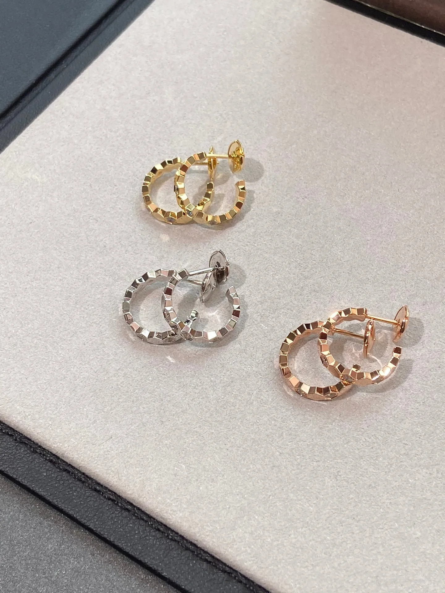 Advanced and fashionable pure silver 18K silver circular honeycomb earrings EHA90