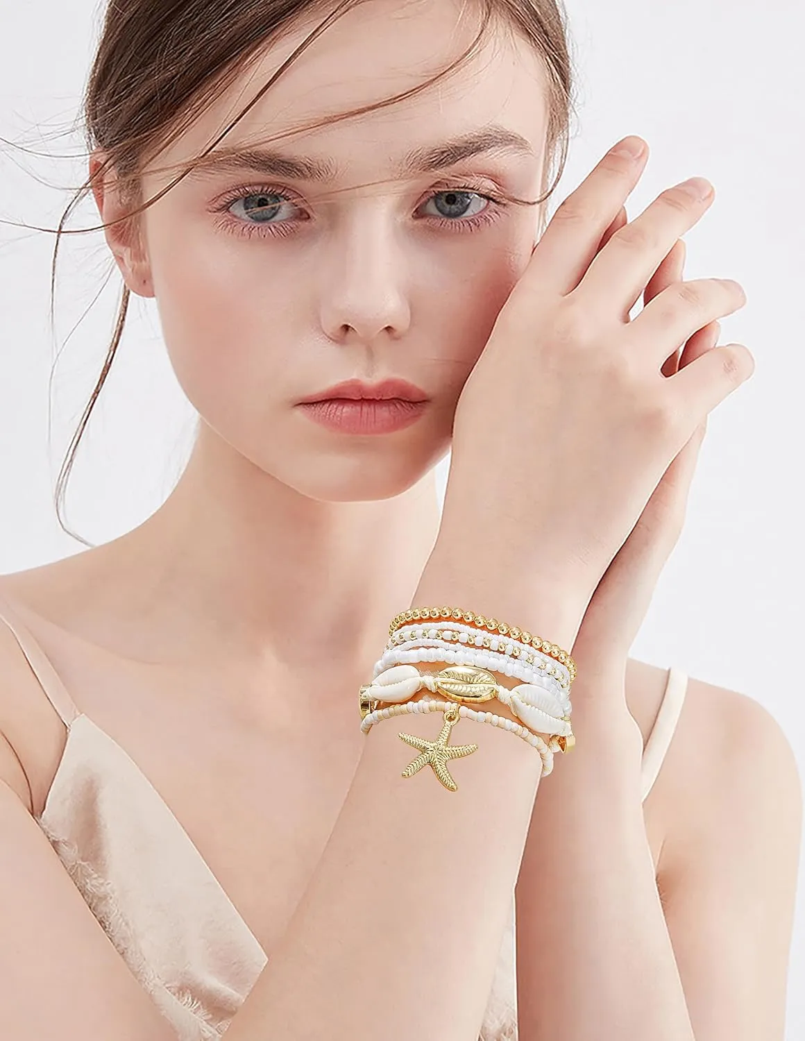 Shell Bracelet Boho Beaded Stretch Bracelets for Women Seashell Strand Bracelets Starfish Charm Jewelry Summer Beach Jewelry Stackable Crystal Gold Beads Bracelet for Women